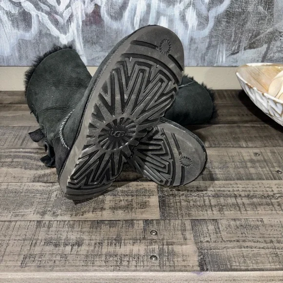 UGG Women's Bailey Bow II boots SZ 5 - Picture 3 of 6